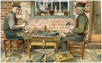 17858 Het lappen van schoeisel door Jan en Peerke van den Eijnden achter hun huis, 1906
