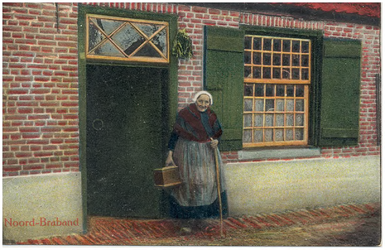 17861 Boerin in klederdracht bij de voordeur. Rechts langs het bovenlicht van de deur een palmtak, 1900 - 1920