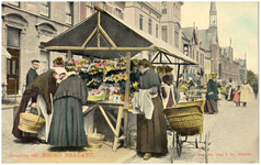 17896 Weekmarkt : kraam met bezoekers in klederdracht. Met ernaast een kinderwagen, 1905 - 1915