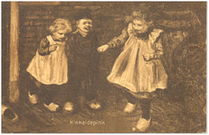 17905 Het hinkelen door drie kinderen met klompen op het erf, 1900 - 1930