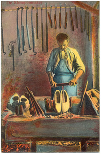 17912 Het maken van klompen door de klompenmaker, 1900 - 1920