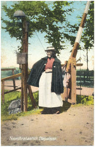 17919 Boerin bij een open hefboom van de overweg. Links boven een spoorbel, 1890 - 1910