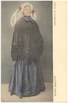 17925 Boerin in klederdracht, met poffer, 1900 - 1920