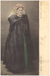 17926 Boerin in klederdracht, met poffer, 1900 - 1920