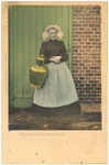 17934 Boerin in klederdracht met koperen kruik, 1895 - 1906