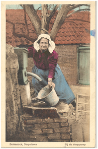 17958 Het vullen van de emmer bij de dorpspomp door boerin in klederdracht, 1905 - 1907