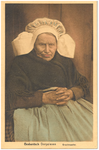 17961 Boerin in klederdracht : met poffer, 1900 - 1930