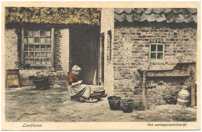 17967 Het schillen van aardappelen door de boerin bij de achterdeur, 1900 - 1920