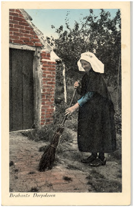 18001 Het vegen van het erf door de boerin in kederdracht, 1910 - 1930