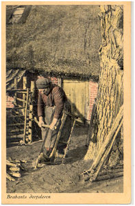 18009 Het zagen van kachelhout door de boerin, 1900 - 1910