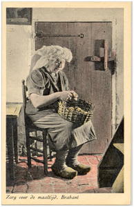 18010 Voedselbereiding : het schillen van de aardappelen door een boerin uit Heeze in klederdracht, 1890 - 1910