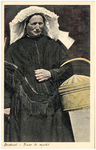 18015 Een boerin in klederdracht, met mand, 1900 - 1930