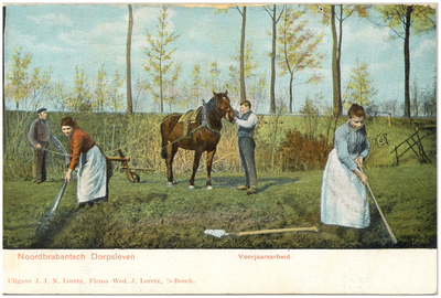 18047 Het handmatig omzetten van het land, en met een paard met eg erachter, 1900 - 1930