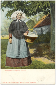 18063 Boerin in klederdracht, en met botermand, 1890 - 1910