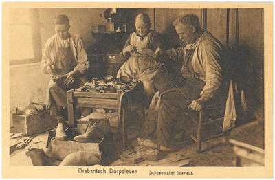 18070 Het lappen van schoenen door de schoenmaker en zijn medewerkers, 1900 - 1930