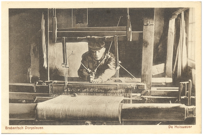 18073 Het weven van textiel door de thuiswever, 1910 - 1917