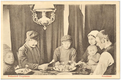 18081 Het eten van de avondmaal door het hele gezin, 1910 - 1920