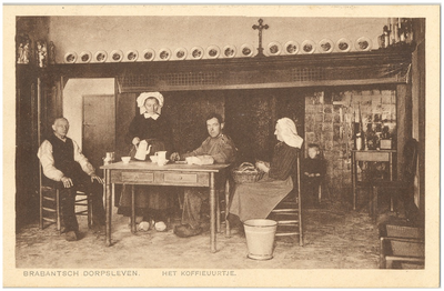18083 Consumptie : het drinken van koffie, aan tafel in de woonkamer, 1915 - 1930