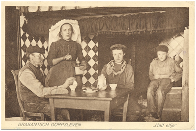 18085 Het malen van koffie met de koffiemolen, 1910 - 1927