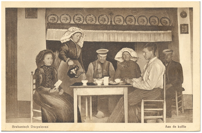 18088 Consumptie : het drinken van koffie, aan een tafel voor de schouw, 1900 - 1920
