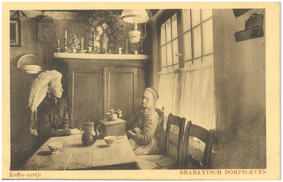18089 Consumptie : het drinken van koffie met de koffiemolen op tafel, 1890 - 1910