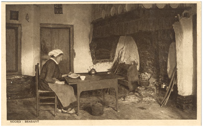 18092 Consumptie : het eten aan tafel voor de schouw in de woonkamer, 1900 - 1920