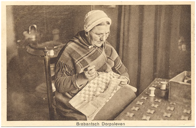 18093 Het naaien van een theedoek door de boerin, 1900 - 1920