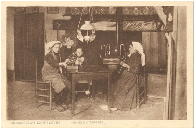 18096 Het naaien op een naaimachine en het breien, voor de schouw in de woonkamer, 1900 - 1930