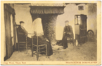 18098 Het samenkomen voor de schouw in de woonkamer, 1900 - 1917