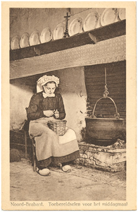 18111 Voedselbereiding : het schillen van de aardappelen, naast het openvuur in de schouw, 1900 - 1920