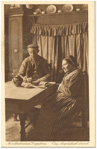18116 Consumptie : Het eten van het brood, aan tafel voor de bedstee, 1901 - 1918