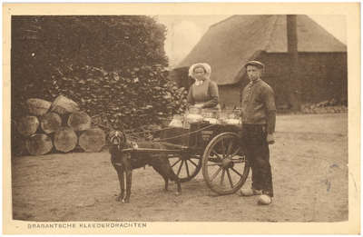 18125 Het rijden met de hondenkar geladen met melkbussen, 1910 - 1932