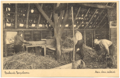 18136 Het verwerken van stro in de schuur, 1915 - 1935