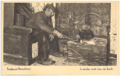18137 Voedselbereiding : het koken van water door de boer op een openvuur in de schouw, 1900 - 1920