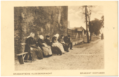 18141 Het samenkomen op een bank in een straat, 1900 - 1920