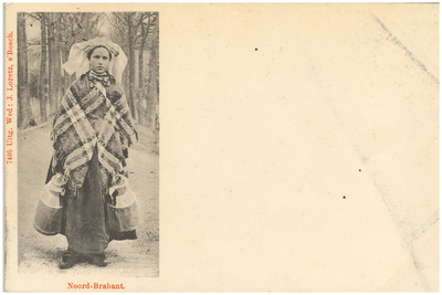 18145 Het dragen van melkbussen door een boerin in klederdracht, 1899 - 1905