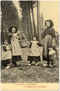 18156 Kinderen in klederdracht, met een mand en melkbus, 1900 - 1907