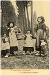 18156 Kinderen in klederdracht, met een mand en melkbus, 1900 - 1907