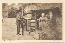 18162 Het scheiden van het koren van het kaf met de korenwan, op een erf, 1910 - 1920
