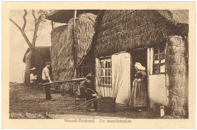 18164 Het vlechten van manden door de mandenmaker voor de boerderij, 1900 - 1920