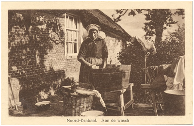 18174 Huishoudelijke hygiëne : het doen van de was in een houten tobbe op het erf, 1900 - 1920