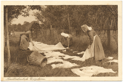 18176 Huishoudelijke hygiëne: het bleken van de witte was op den bleek, 1913