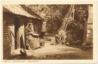 18189 Het schillen van de aardappelen bij de achterdeur. Op de voorgrond een beddepan, 1901 - 1918