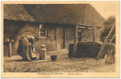 18191 Het schoonmaken van de melkbussen bij de waterput door de boerin, 1910 - 1922