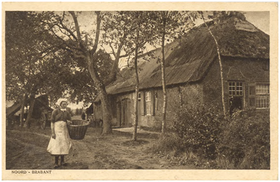 18192 Een vrouw met een mand, voor een boerderij, 1900 - 1920