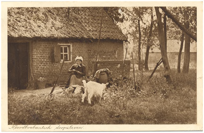 18193 Het herstellen van kleding door de boerin naast de waterput, met een geit erbij, 1900 - 1920