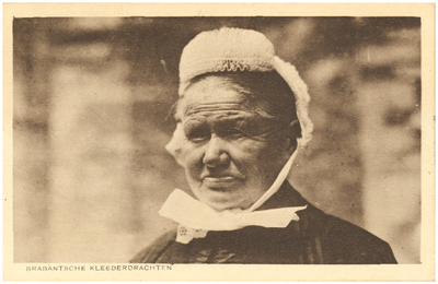 18213 Vrouw in klederdracht : met muts, 1910 - 1930
