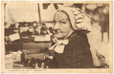 18214 Vrouw in klederdracht : met muts, 1900 - 1930