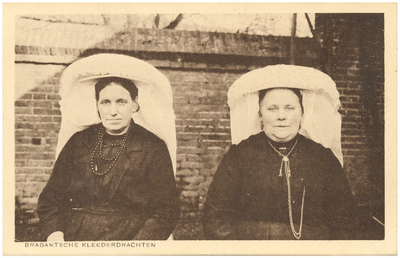 18216 Vrouwen in klederdracht : met poffer, 1900 - 1920