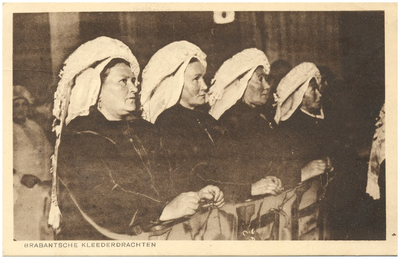 18218 Het bidden op een bidstoel tijdens de mis door vier vrouwen met poffer, z.j.